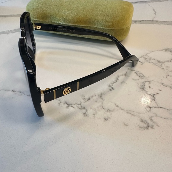 Gucci Glossy Black Oversized Sunglasses - Picture 3 of 3
